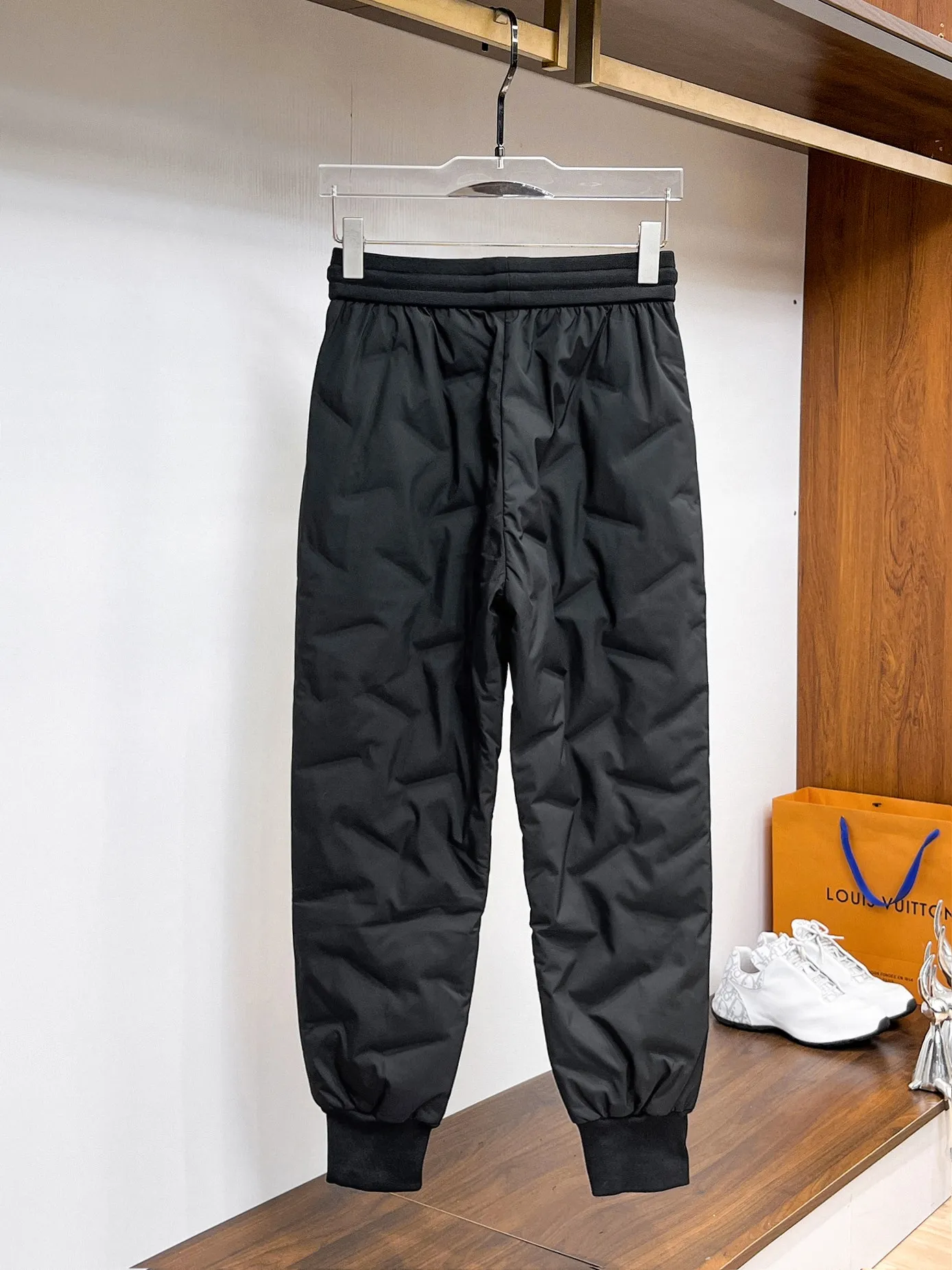 P490 Big Goose🇨🇦 🔥50ss thickened warm down pants, a new autumn and winter product, are here. 🌹Winter essential outdoor windproof, lockable and warm. Made of professional-grade outdoor windproof, waterproof and breathable fabric. Lining is filled with %90 white duck down. Lightweight design. Lightweight and warm. Seamless gluing process on the inside. Made of light and gall-free anti-drilling fabric to effectively prevent velvet running. Original hardware accessories Classic logo matching, simple and versatile, the upper body is stylish and not bloated, the same style for men and women! Size: M-3XL.
